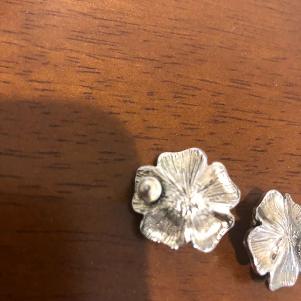 Vintage Silver Tone Cream Flower With Pearl Stud Earrings. - Picture 12 of 16